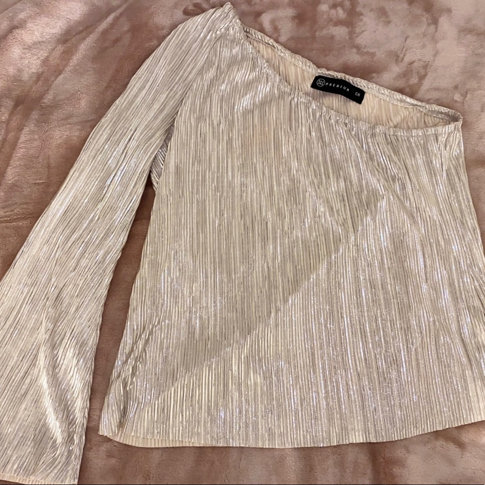 Asymmetric neck top